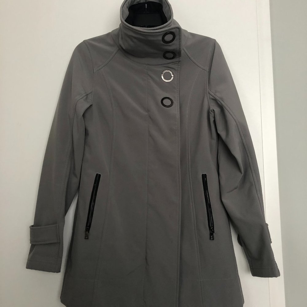 Ladies Size 4 Grey  rainproof LULULEMON JACKET with zippered pockets